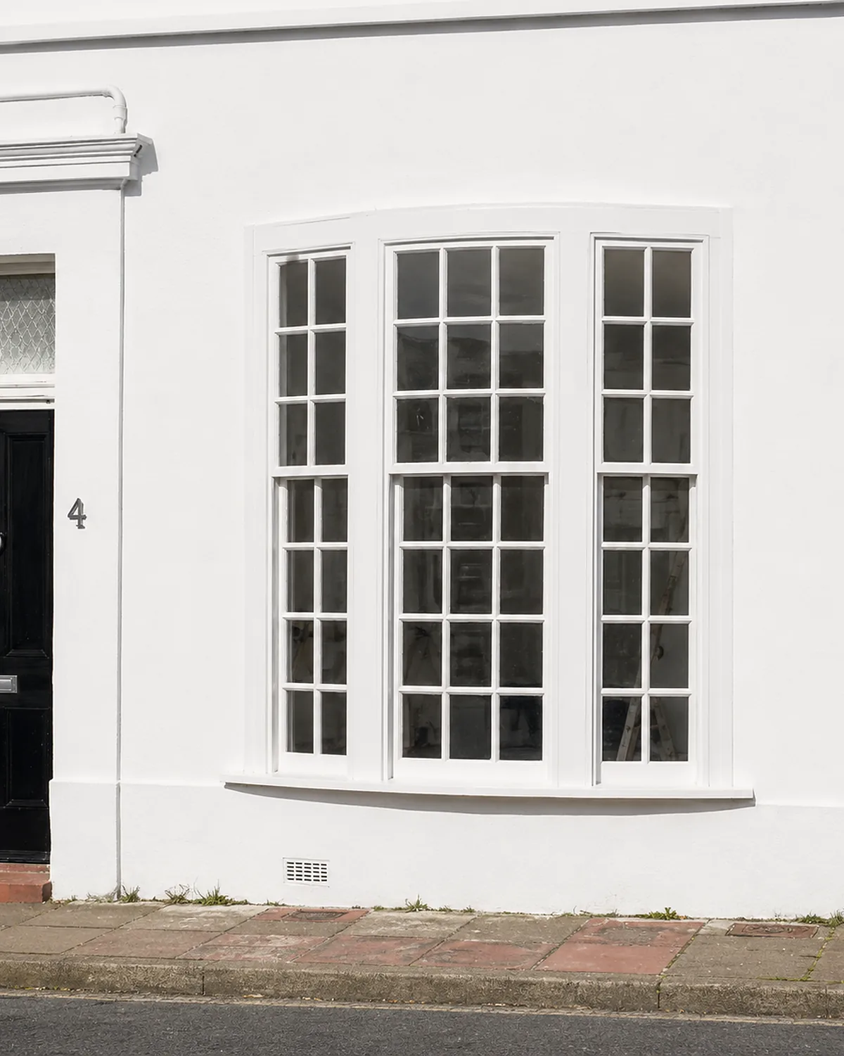 Painted sash windows, bay front — bespoke kitchen by Ollie's Handmade Kitchens