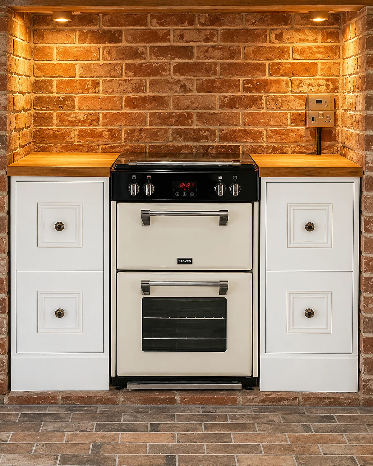 Country kitchen with range recess — bespoke kitchen by Ollie's Handmade Kitchens