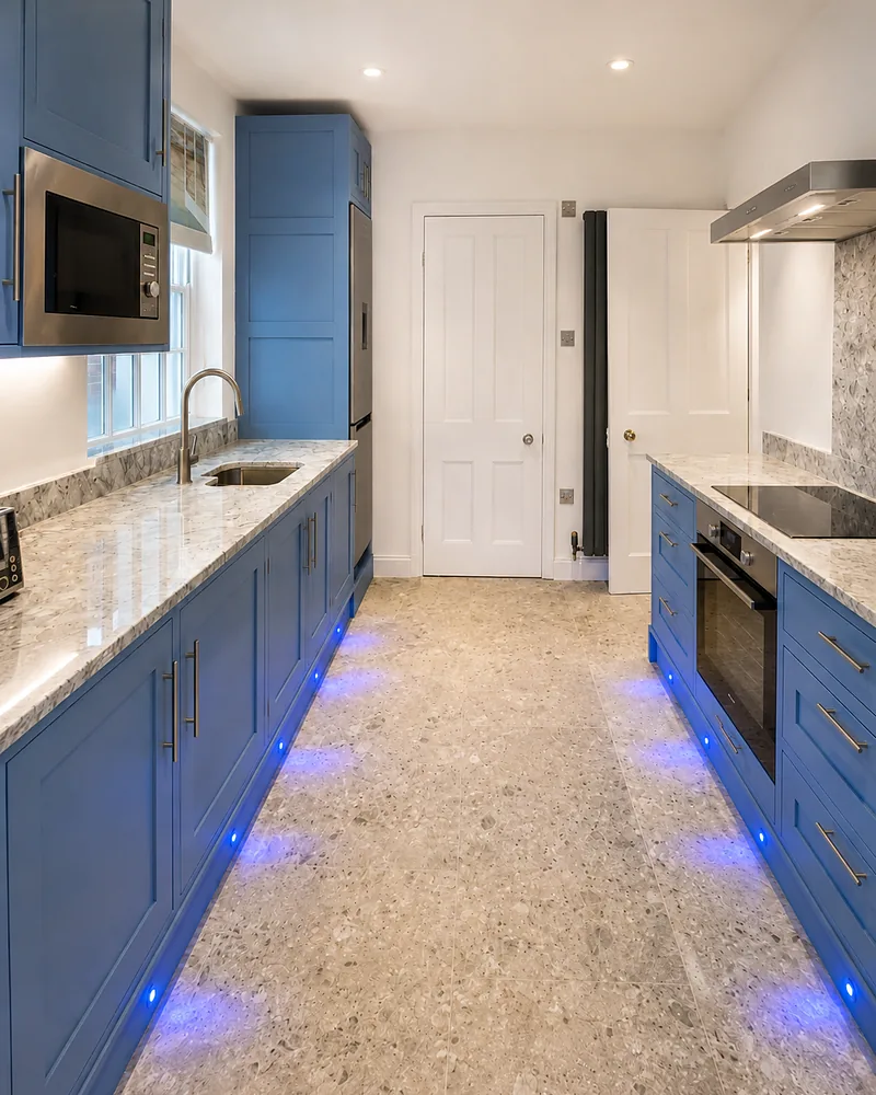 Small kitchens kitchen by Ollie's Handmade Kitchens